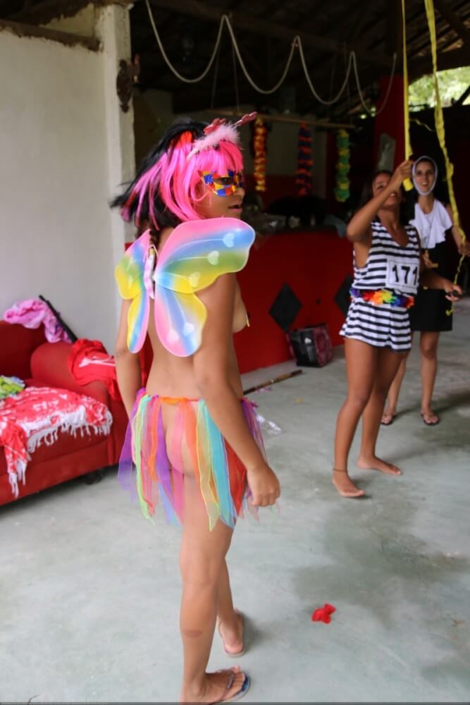 Tropical carnival photo gallery - Naturist practices help us understand that the body is part of nature and its beauty