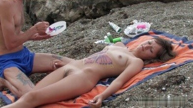 Naked body art on the beach Full HD video - Nudism helps overcome prejudices and fears