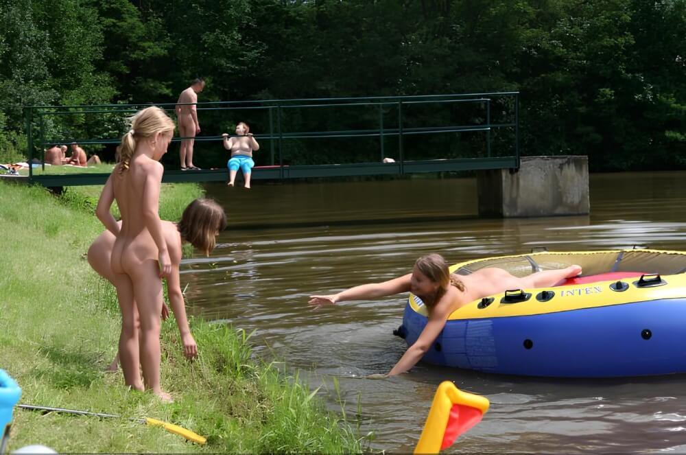 Naked Body gallery - Nature serves as the bodys natural clothing