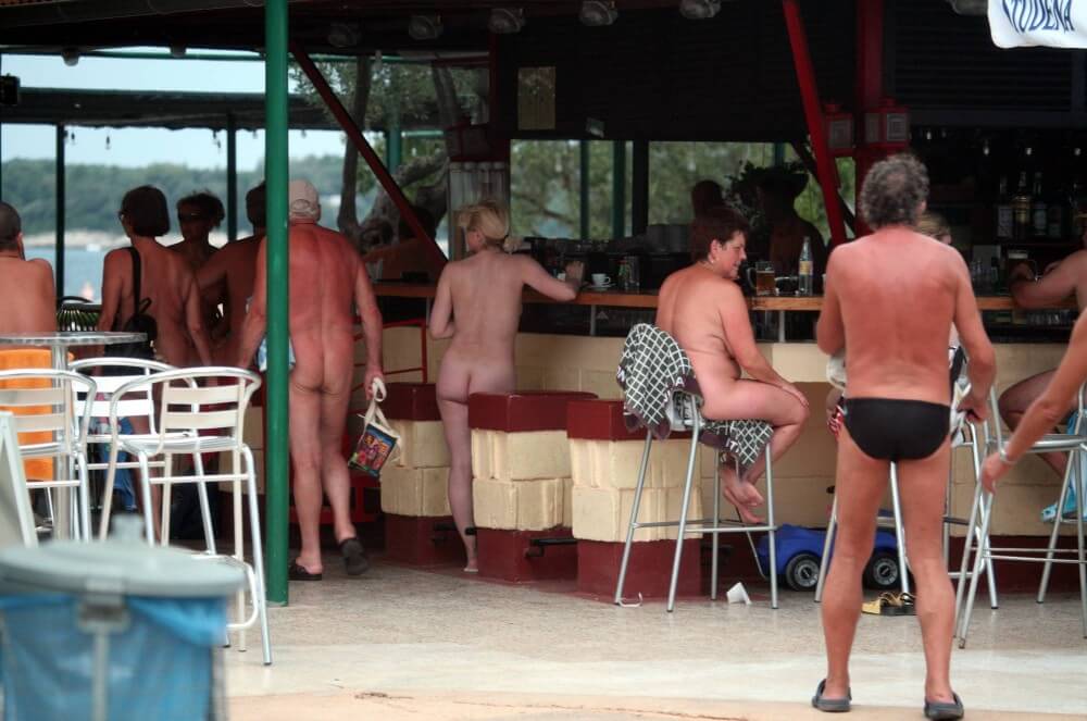 Outdoor diner view - Spectators are permitted to be naked