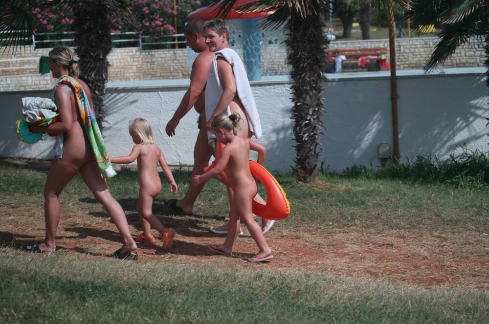 Naturist Family Movement pics - This practice of going nude was embraced by the highest ranks of the aristocracy