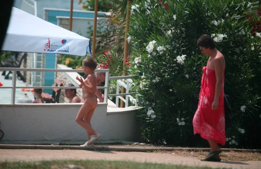 Naturist Pool Walkaround pics - Naturism is not a cult