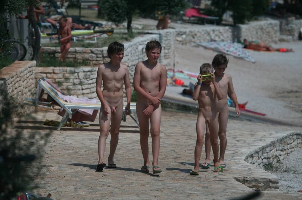 Shore walking nude - Ordinary Citizens Consciously Practicing Nudism