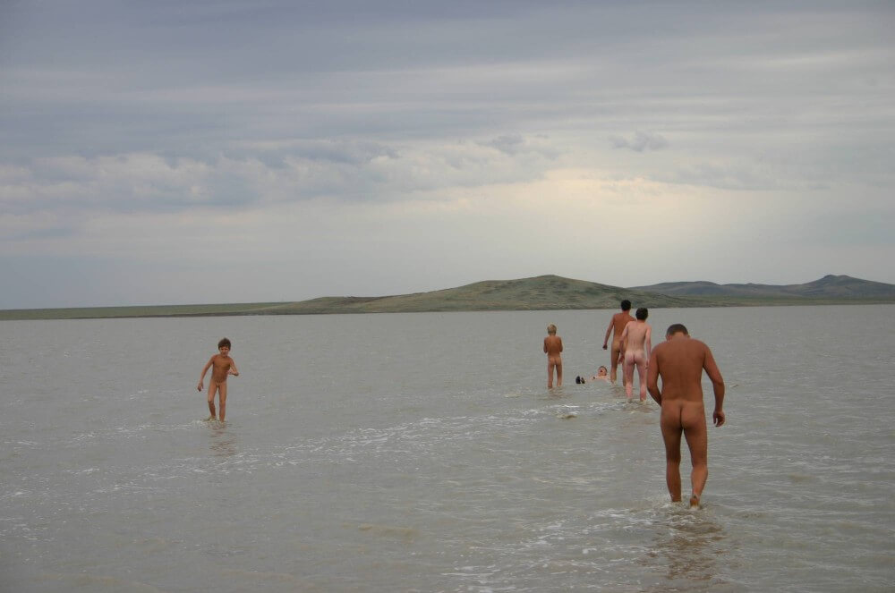Black-Sea Body Mud Shots pics - Delegation of European Nudists