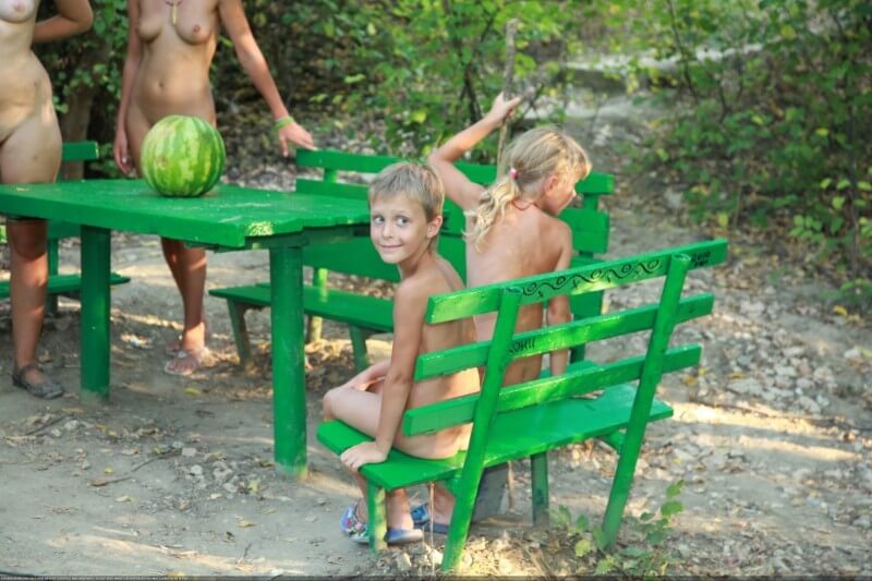 Naturists green picnic photos - Boundaries disappear in the world of naturism and nudism