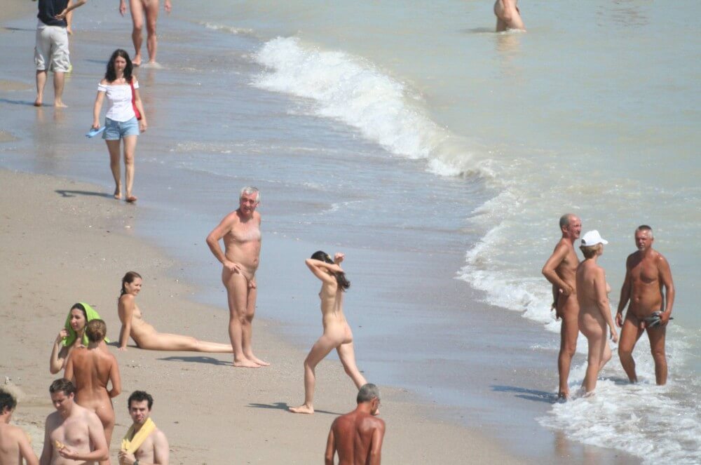 Costinesti Beach Groups pics - Support and mutual understanding are important in the nudism movement