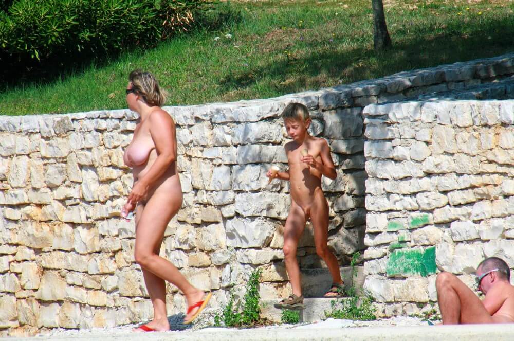 Ula FKK Wall-Side Families pics - Many see bodily freedom as an important value