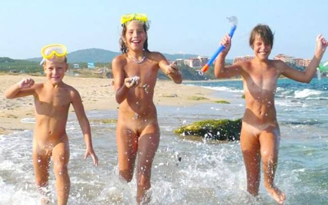 Naturism photo gallery # 27 - Family nudism in the 21st century
