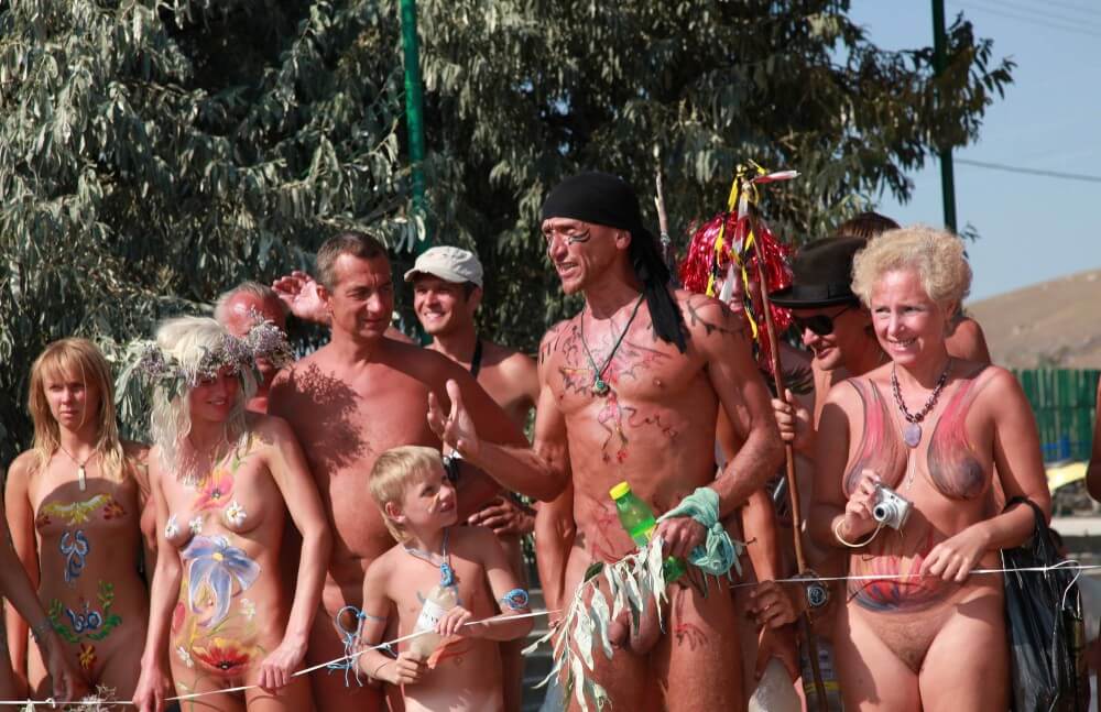 Naturist Day From Behind pics - Undressing is permissible only within ones own community