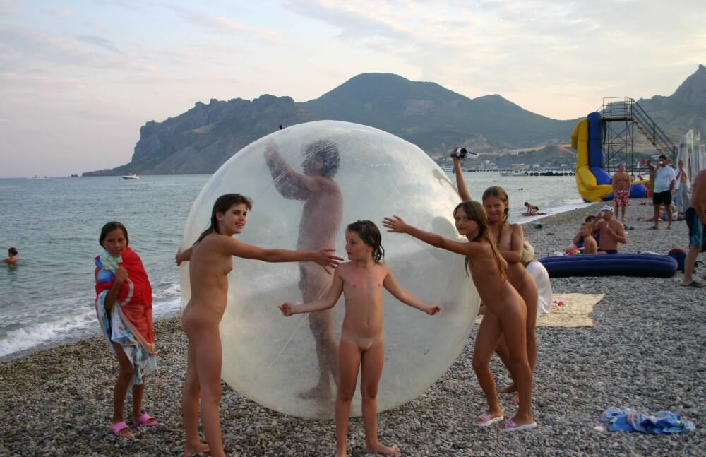 Pics Walk on the Beach Balloon - A nudist promotes tolerance and respect for others