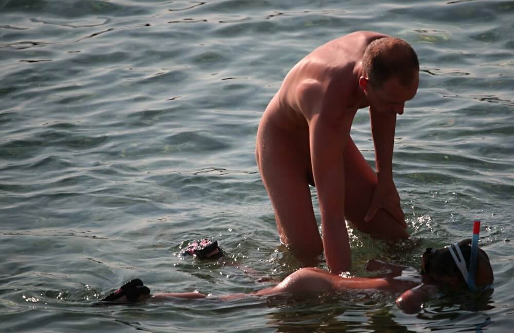 Father Floats His Daughter pics - Boundaries disappear in the world of nudism