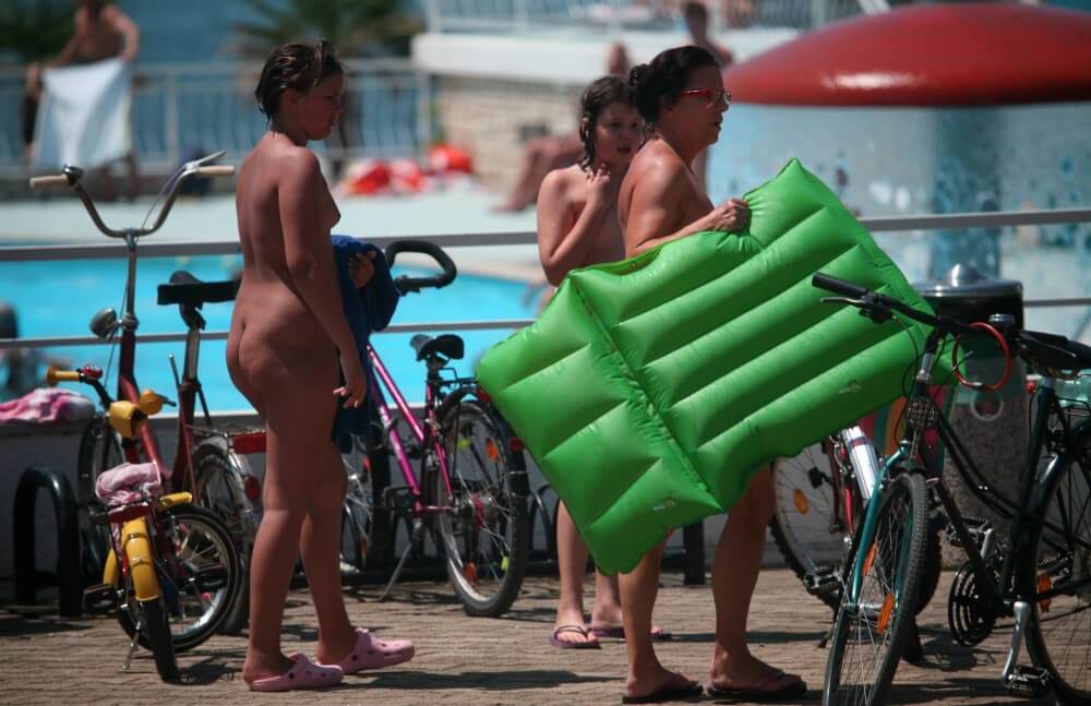 Outdoor Pool Sideliners pics - Complete Natural Nudity