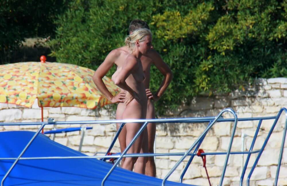 Casual Beachside Strolling pics - Nature is the best home for a naturist