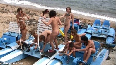A group of naturists at sea - Sincerity is the foundation of the nudist lifestyle