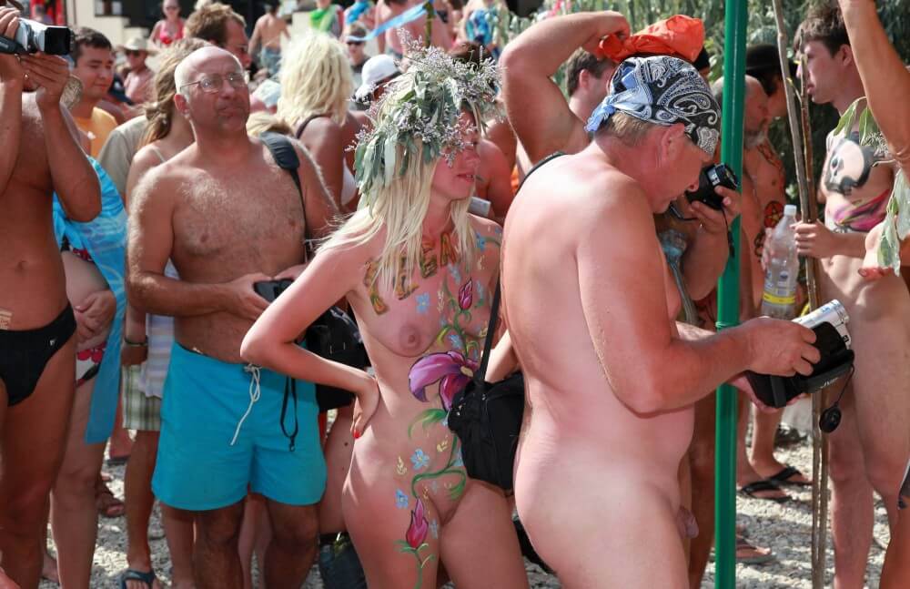Neptune Painting Couple pics - Physical freedom is important to many nudists