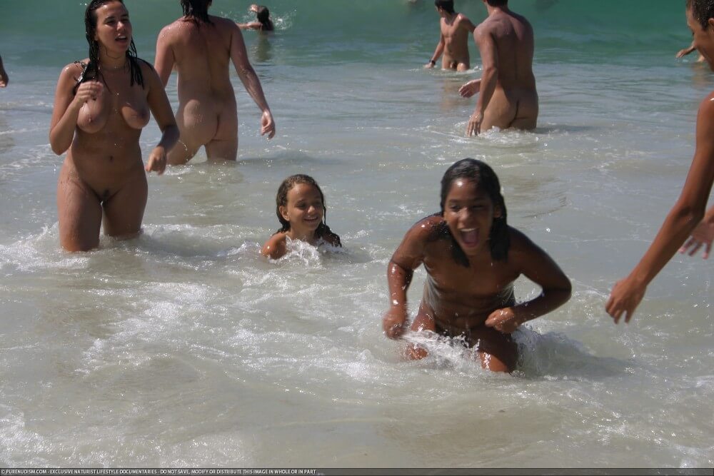 Brazil naturism photo set 4 - Many naked men and women