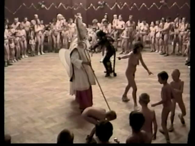 Helios Natura: Christmas Kinder Spiele - Harmony and balance are important in this nudist culture