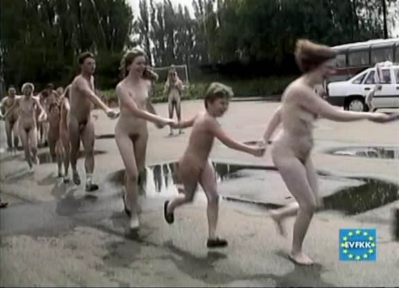 Helios Natura: Tutti-Frutti Nudie - Eurovid FKK - Nudism helps to overcome shyness and insecurities